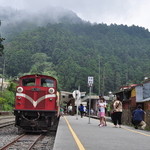 雅湖山莊 - 阿里山森林鐡道奮起湖站。日本車輛製のディーゼル機関車が必ず嘉義側につきます。折り返し時間に、皆さん改札を出て名物の便當(弁当)を食べます。