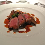 ラ・トルテュ - 牛タンのグリエと白ワイン煮込
      シュークルート、黒胡椒風味のジュ
      