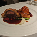 ラ・トルテュ - 夏鹿とフォアグラのトゥルト
      赤スグリのソース