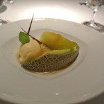 ラ・トルテュ - マスクメロンのコンポート
      香辛料風味、アマレットのアイス
      