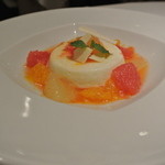 ラ・トルテュ - パイナップルのムースグラッセ
      カンパリ風味の柑橘類のサラダ
      