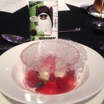 グランドハイアット東京 - フロマージュグランタルトレット ベリーマリネとバニラアイスクリーム クリスタルドラム シュガー