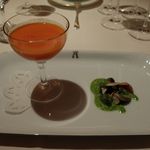 アピシウス - アミューズ（山口産ナガラミのエスカルゴバター、赤ピーマンのスープ　カンパリオレンジ）