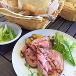 自家焙煎珈琲店Gosh - 豚肩ロースのローストポーク新ジャガととら豆のジェノベーゼ 籠盛りパン