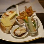 Shangri-La's Mactan Resort and Spa Cebu - クラブラウンジの軽食