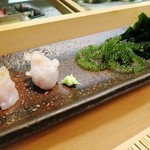 すし匠 - 左：黒むつの昆布〆、右：塩〆のあら。海ぶどう、ワカメ、ガリ