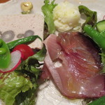 エノテカ・オルモ・デル・カウカソ - 中央にはマグロ