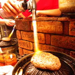 炭火焼 生ラム ジンギスカン だるまや 新宿西口本店 - ハンバーグを焼いてもらってるところ。心なしかドラゴンボールっぽい