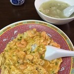 味香園 - 海老と玉子の飯とワンタン
            天津飯とはまた違う丼物