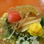 名古屋 浅田 - ８月：先付（蒸しあわび、トマト、赤芋茎、黄菊、キュウリジュレ）