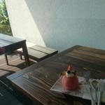 Patisserie T'S Cafe Tamaya - 桃を丸ごと使ったケーキとミックスジュース