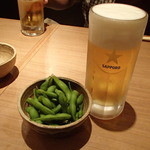 生ビール（中）と、お通しの枝豆