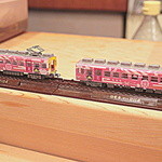 Sakanayamakoto - 島根県一畑電車の模型がカウンター端に飾られている