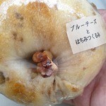 虹の森焼菓子店 - ベーグル：ブルーチーズとはちみつくるみ