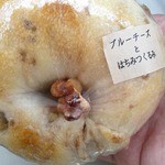 虹の森焼菓子店 - ベーグル：ブルーチーズとはちみつくるみ