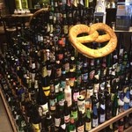 World BEER Museum - 入口横にはビールのタワー