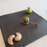 CROWN - おつまみ（少しスパイシーなカシューナッツ、グリーンオリーブ、ライムフィナンシェ）