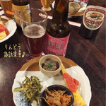 ちゅうぼう - 先ずはビールで乾杯〜( ^ ^ )/□
            りんどう諏訪浪漫としらかば諏訪浪漫は一杯ずつ飲んだ後ハーフ&ハーフにして☆彡
            お通しが豪華で茄子の煮浸しに玉子焼き、きんぴらにゴーヤチップスでナカナカ♪