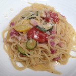 レストラン 花水 - パンチェッタ、ズッキーニ、自家製セミドライトマトのガーリック