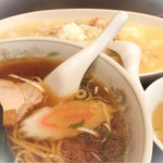 翠月園 - 醤油ラーメンと、半エビあんかけチャーハン（いずれも 550円※税別）