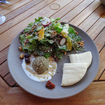 ファーム トゥー ユー - ナスのペーストとピタでサラダ