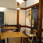 カラコマ - 古さを感じさせないほどの綺麗な店内