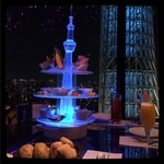 天空LOUNGE TOP of TREE - 景色、ムード
            デートには最高の店❗️
            
            スカイツリーを見ながら
            タワーモチーフのお皿に並べられた盛り合わせを頂く。
            
            これがまた可愛い。
            
            味は…この際なんでもいい
            （笑）