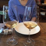 organ - スパークリング頼んだら、冷えが足らないとこの子で、最初の一杯がコレ。もちろんサービスです