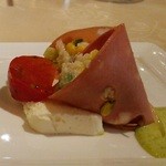 リストランテ ステファノ - 前菜　サラミとコーンとライスのサラダ　ヨーグルトのババロアとアボガドソース