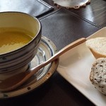 カーサ ノストラ ももや食堂 - ランチ カボチャスープ と パン(おかわりOK)