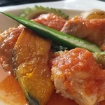 カーサ ノストラ ももや食堂 - ランチ メインの一品 はまゆう鶏のトマトソース…