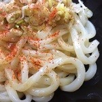 さぬきや - しょうゆかけに薬味のねぎと生姜としょうゆかけて仕上げに一味で！