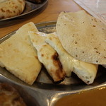 インド料理レストラン Mayaa - チーズナン、パパド
