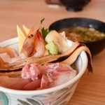 目利きの銀次 - 海鮮こぼれ丼￥952(税抜き)