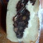 マルイチベーグル - 念願のヾ(｡>﹏<｡)ﾉ
      やっと出会えた【小豆バター】
      小豆がぎっしり♬♬٩(๑❛▽❛๑)۶バターもタップリ
      モッチモチの米粉ベーグルに挟まれてԅ(//́Д/̀/ԅ)素敵な出会いをありがとう！