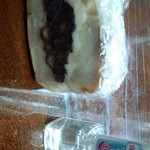 マルイチベーグル - 小豆バターの大きさを比較する為にマニキュアを置いてみました