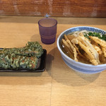 吉屋うどん - ごぼう天うどんと竹輪天
