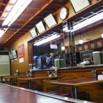 東洋軒 - 開店直後はゆったり座れますが、すぐに満員になります。