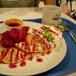 Butter Pancake Baking Factory - イチゴとブリュレのパンケーキ。生クリームたっぷり！ドリンクセットで1030円