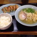 らーめん 松喜 - 塩ラーメンと餃子のセット