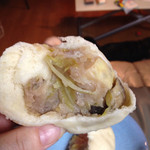 餅の三吉野 - 和風ぶたまんじゅう。ざく切り野菜がタップリ。キャベツも入っていました。