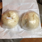 餅の三吉野 - 料理写真:和風ぶたまんじゅうは二種類。普通のとピリ辛。一個120円 外税