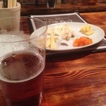 Beer Bar Garret - チーズ盛り合わせとビール