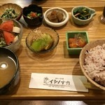イシノナカ - 日替り定食　おかずとりすぎたやも。。。