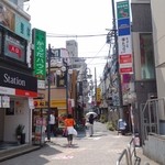 Yakitori Ebisu - （2015/7月）駅前から店の方を見たところ