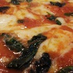 Pizzeria Grande Babbo - ジューシーな"トマトソース"とミルキーな"モッツァレラ"とたっぷりの"バジリコ"