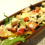 鉄板焼きバル 輪 - 輪の贅沢アボカドとベーコンシーザーサラダ(￥650+税)