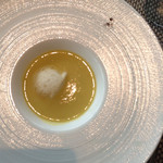 フラテッロ・ディ・ミクニ - 玉ねぎジェラートが入った、みらいコーンの冷製soup。エスプレッソの香り