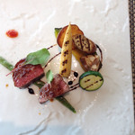 フラテッロ・ディ・ミクニ - アンガス牛のタリアータ。アップルオークビネガーソース、夏野菜を添えて