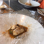 フラテッロ・ディ・ミクニ - 平目(函館)と帆立(雄武)、野菜のカルファタ包み、アンチョビとパプリカのソース